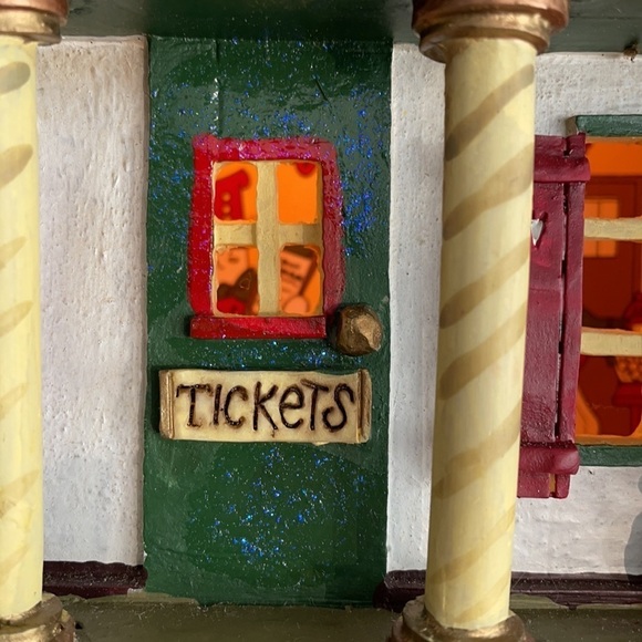 Kurt Adler North Santa’s North Pole Station Lights Up - Picture 10 of 16